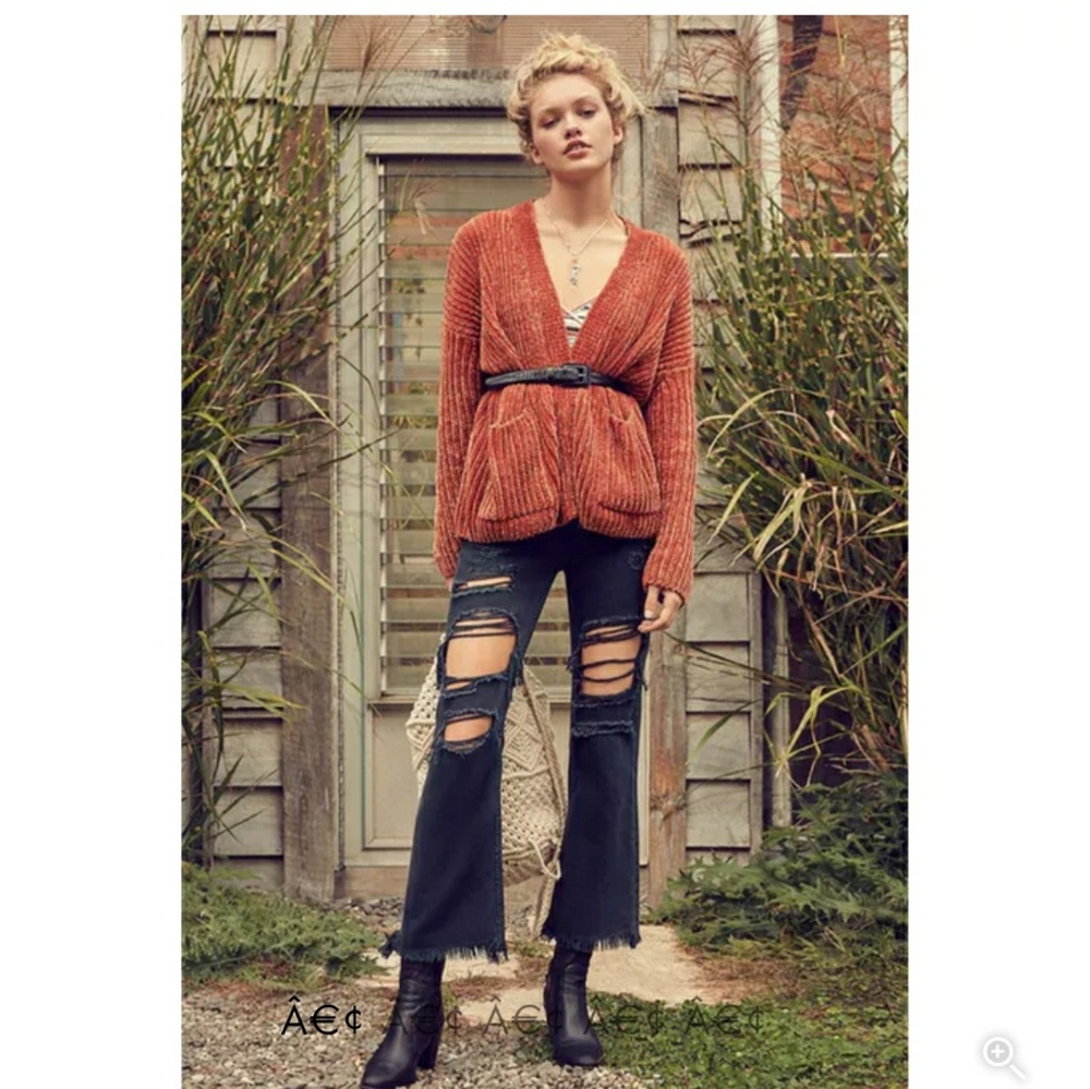 ISO BDG URBAN OUTFITTERS CROP KICK FLARE JEANS